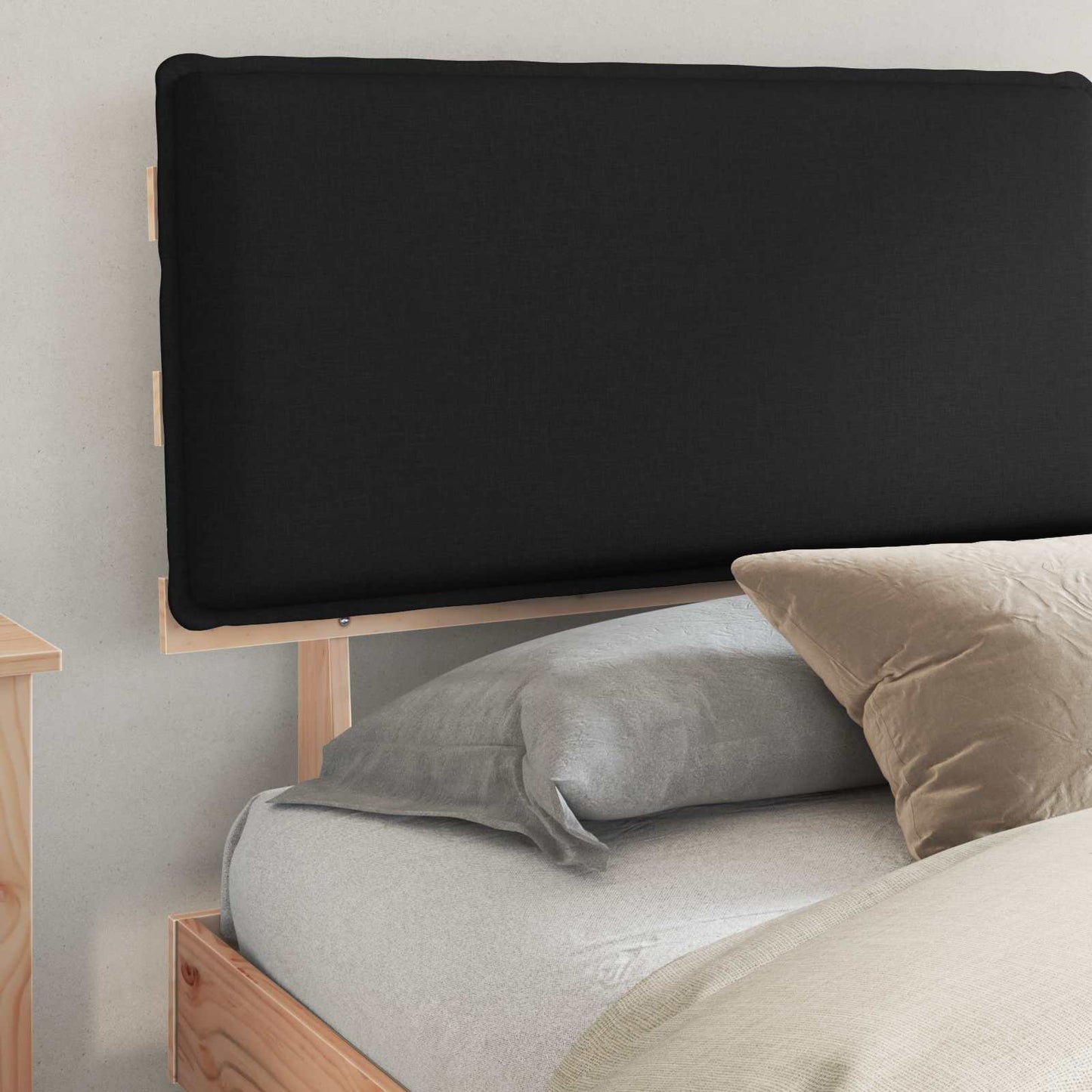 Letto con Testiera Rivestita Nero 200 x 200 cm Pino massello